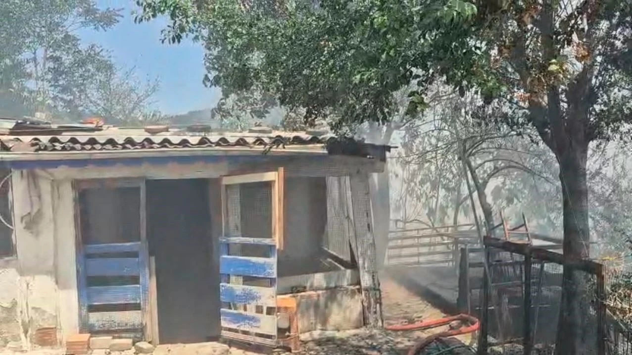 Sultangazi’de çıkan yangında 2 gecekondu kullanılamaz hale geldi
