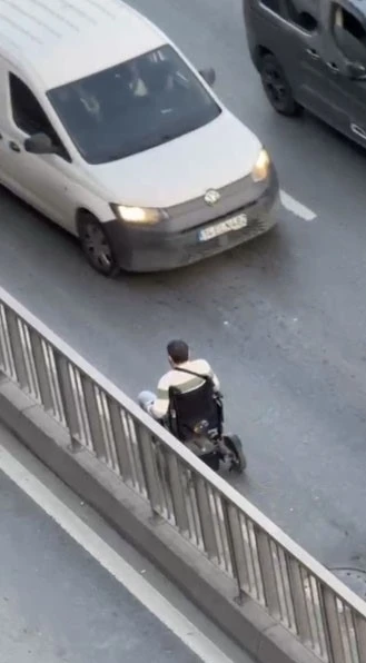 Sultangazi’de engelli vatandaş tekerlekli sandalyeyle ters yönde trafiğe girdi
