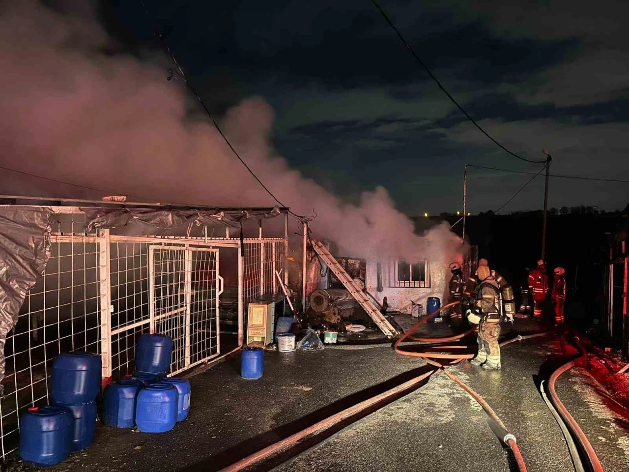 Sultangazi&rsquo;de iki iş yeri alev alev yandı
