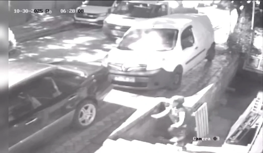 Sultangazi’de paletleri kamyonete yükleyip çaldılar: 1’i kadın 2 hırsız rahat tavırlarıyla dikkat çekti