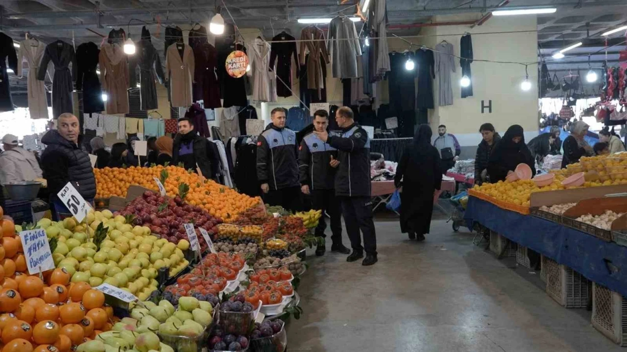 Sultangazi&rsquo;de zabıta ekiplerinden pazarlarda denetim
