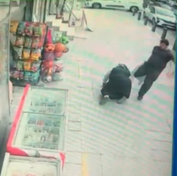 Sultangazi’de zihinsel engelli şahıs sokak ortasında annesine saldırdı
