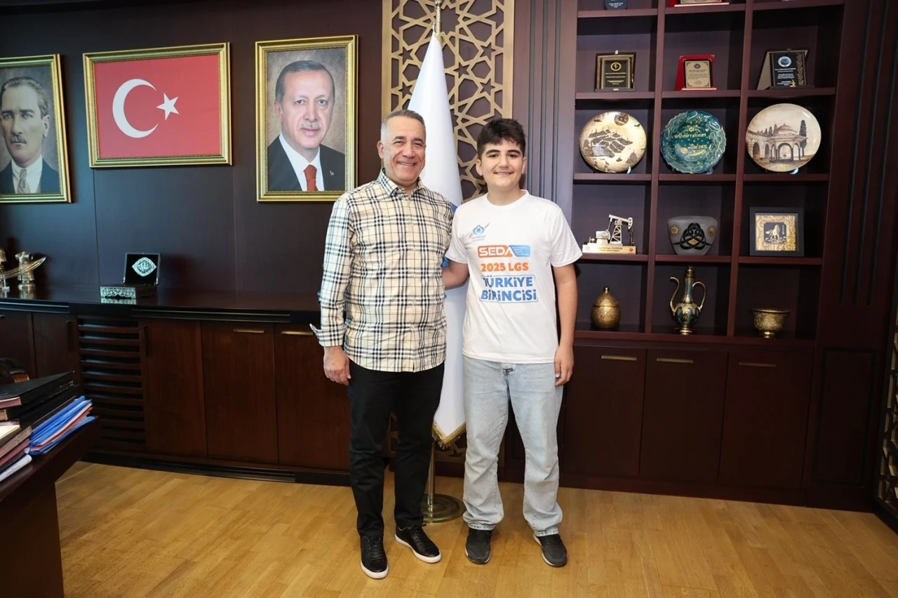 Sultangazili gençlerden büyük başarı: 2 LGS birincisi Başkan Dursun’u ziyaret etti
