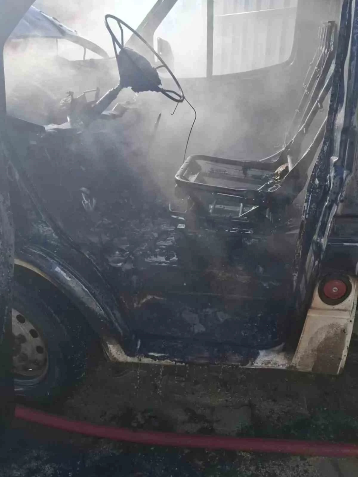 Suluova&rsquo;da park halindeki kamyonet yandı
