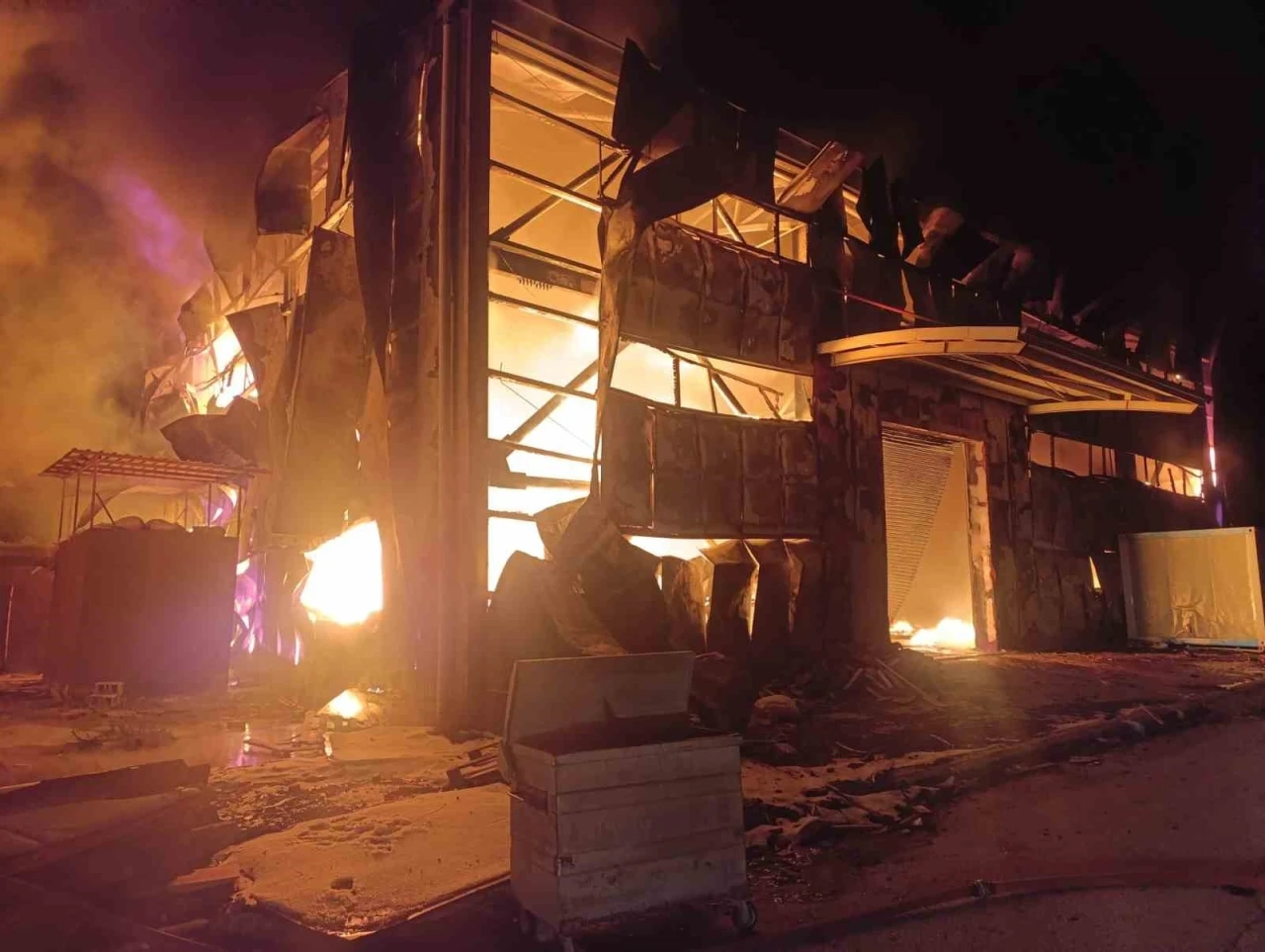 S&uuml;nger deposu alevlere teslim oldu
