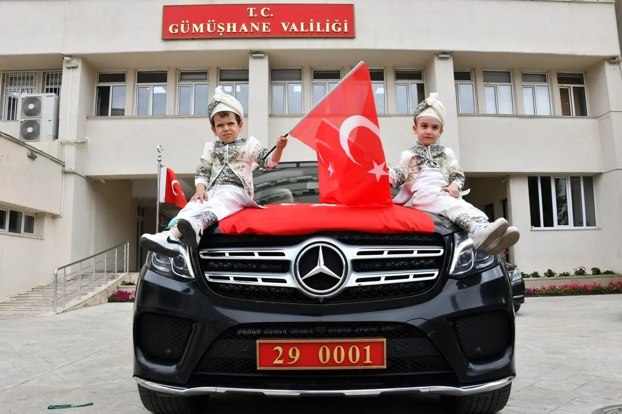 S&uuml;nnet &ccedil;ocukları valinin makam aracıyla şehir turu attılar
