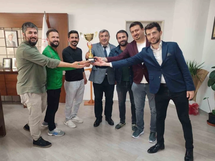 S&uuml;nnetci, şampiyonları ağırladı
