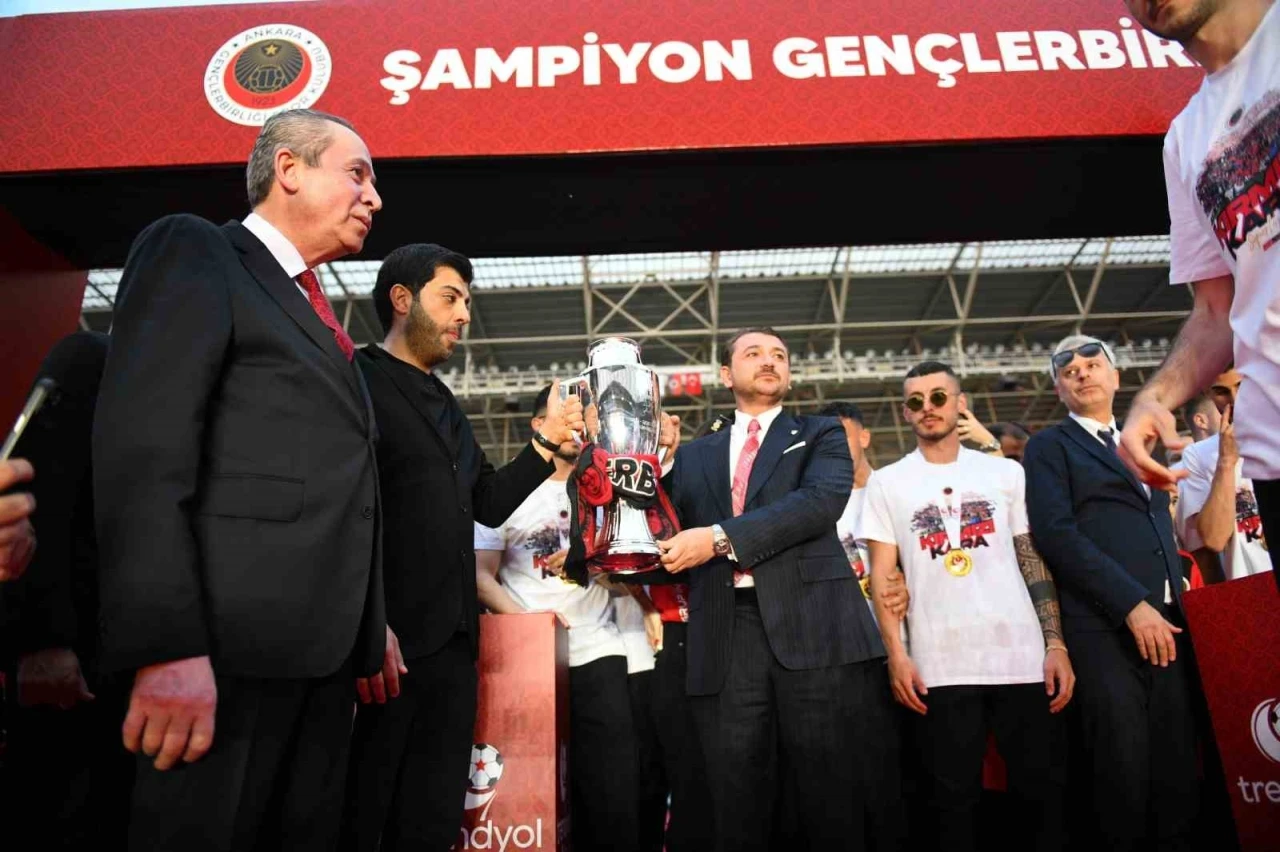 Süper Lig’e yükselen Gençlerbirliği, kupasını aldı
