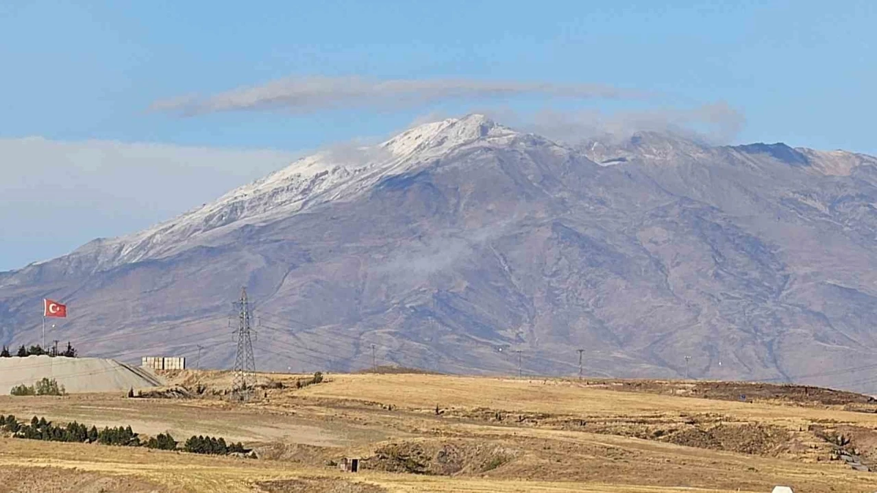 Süphan Dağı’na mevsimin ilk karı düştü
