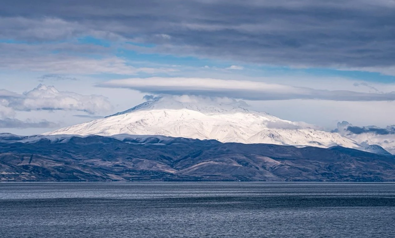 S&uuml;phan Dağı&rsquo;nın zirvesinde mercek bulutu oluştu
