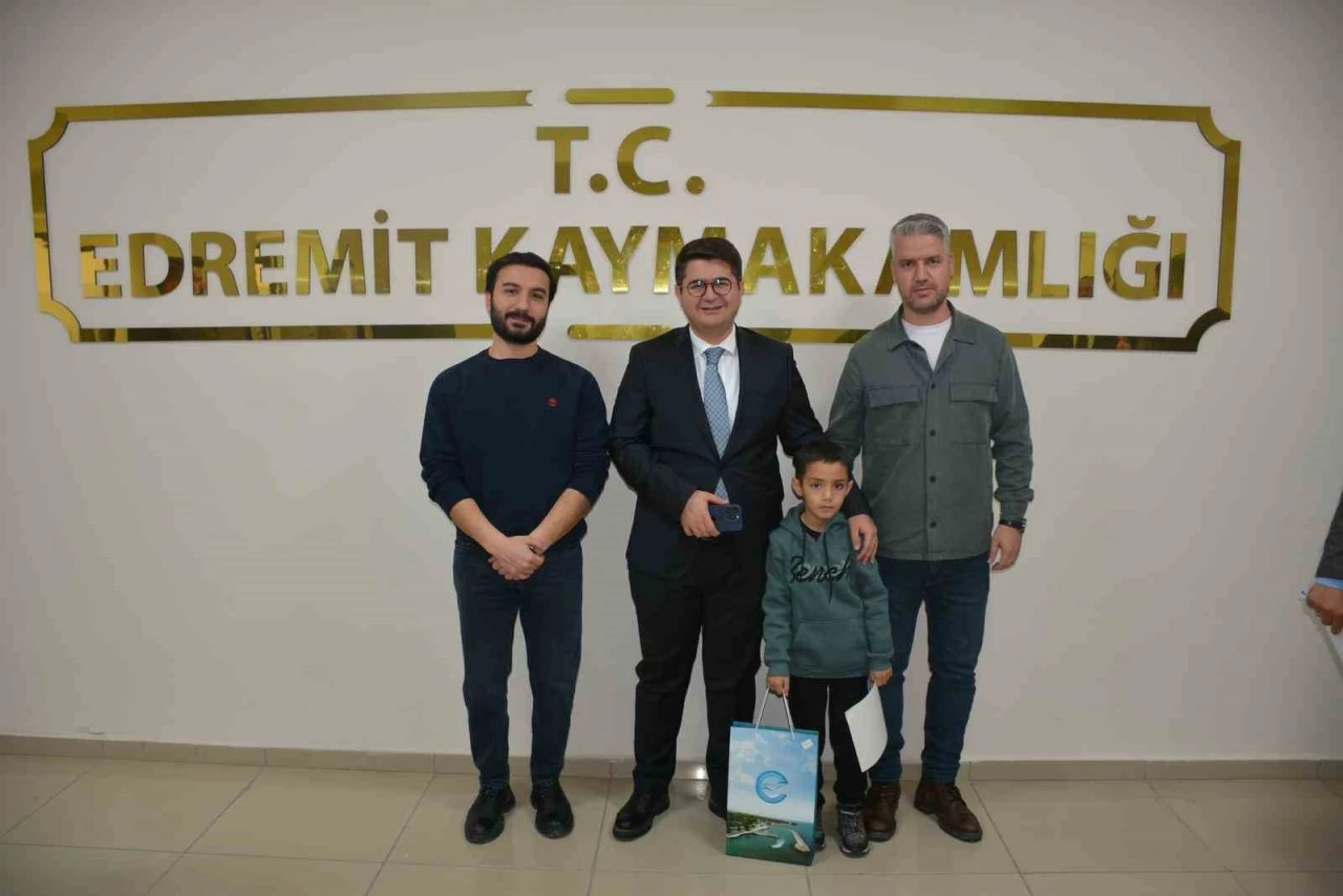 S&uuml;phan İlkokulu &ouml;ğrencisi &lsquo;Kitap Van&rsquo; projesinde il&ccedil;e birincisi oldu
