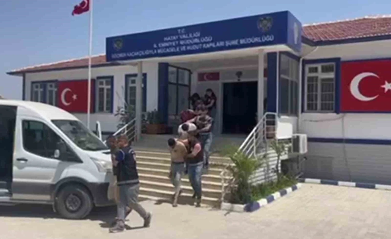 Şüphe uyandırmamak için LG logolu teknik servis aracıyla göçmen kaçırırken yakalandılar
