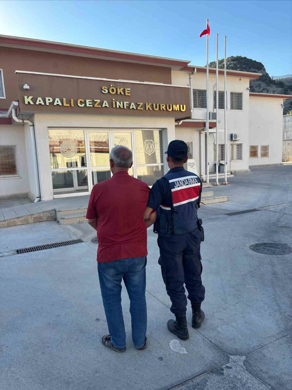Şüphe üzerine durdurulan araçta 9 düzensiz göçmen yakalandı
