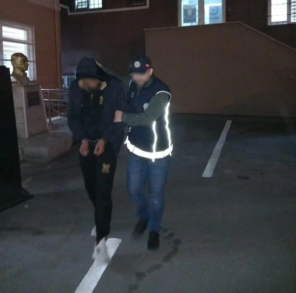 Ş&uuml;phe &uuml;zerine durdurulan ara&ccedil;tan 6 d&uuml;zensiz g&ouml;&ccedil;men &ccedil;ıktı
