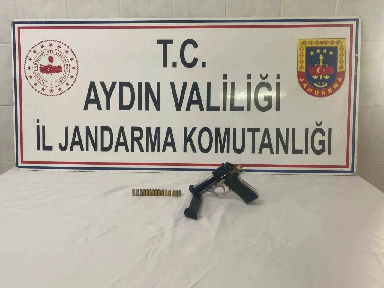 Şüphe üzerine durdurulan şahıstan tabanca ele geçirildi
