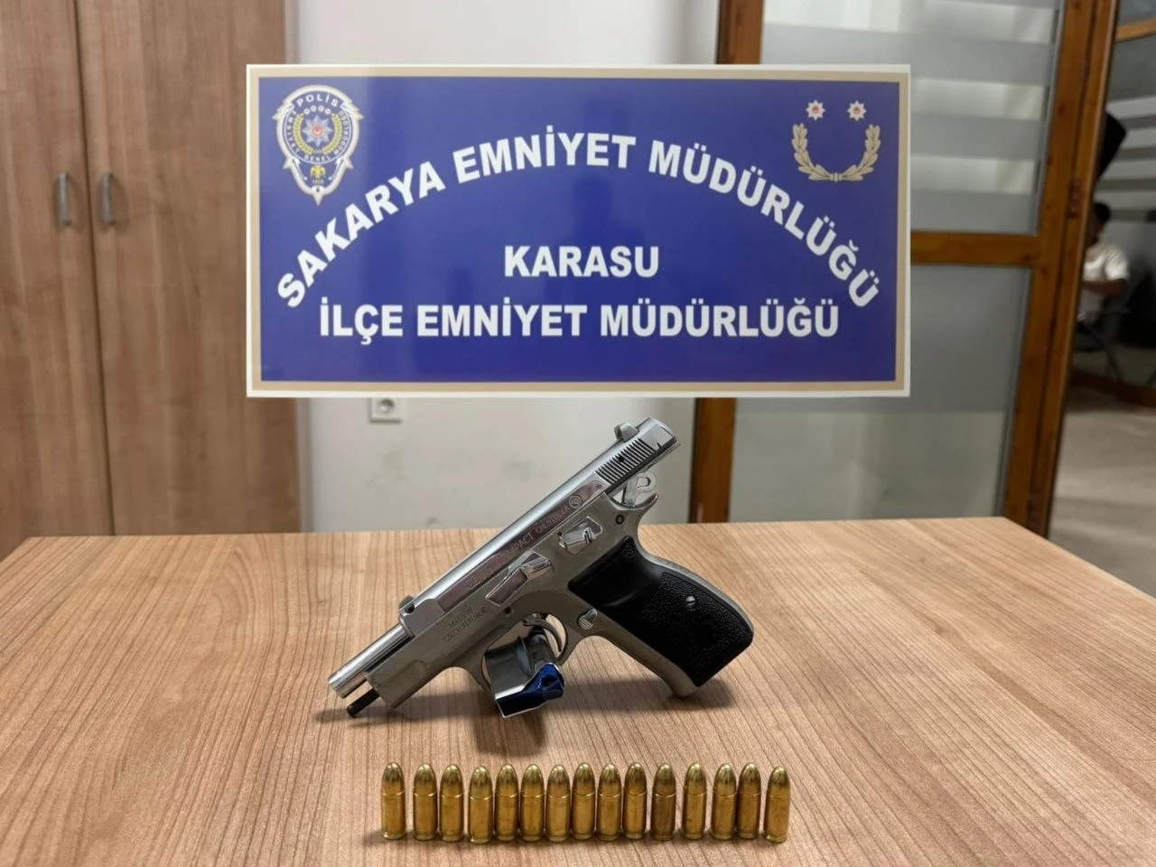 Şüphe üzerine durduruldu, üstünden ruhsatsız tabanca çıktı
