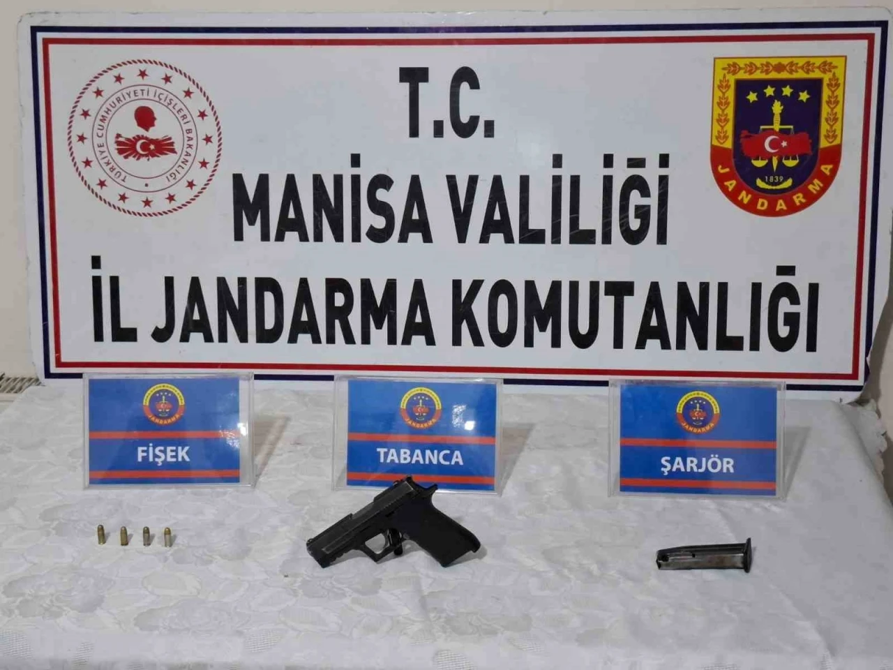 Şüpheli gençten tabanca ve mermi çıktı
