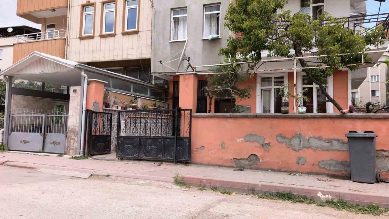 S&uuml;rg&uuml;l&uuml; demir kapının altında kalan 3 yaşındaki &ccedil;ocuk ağır yaralandı
