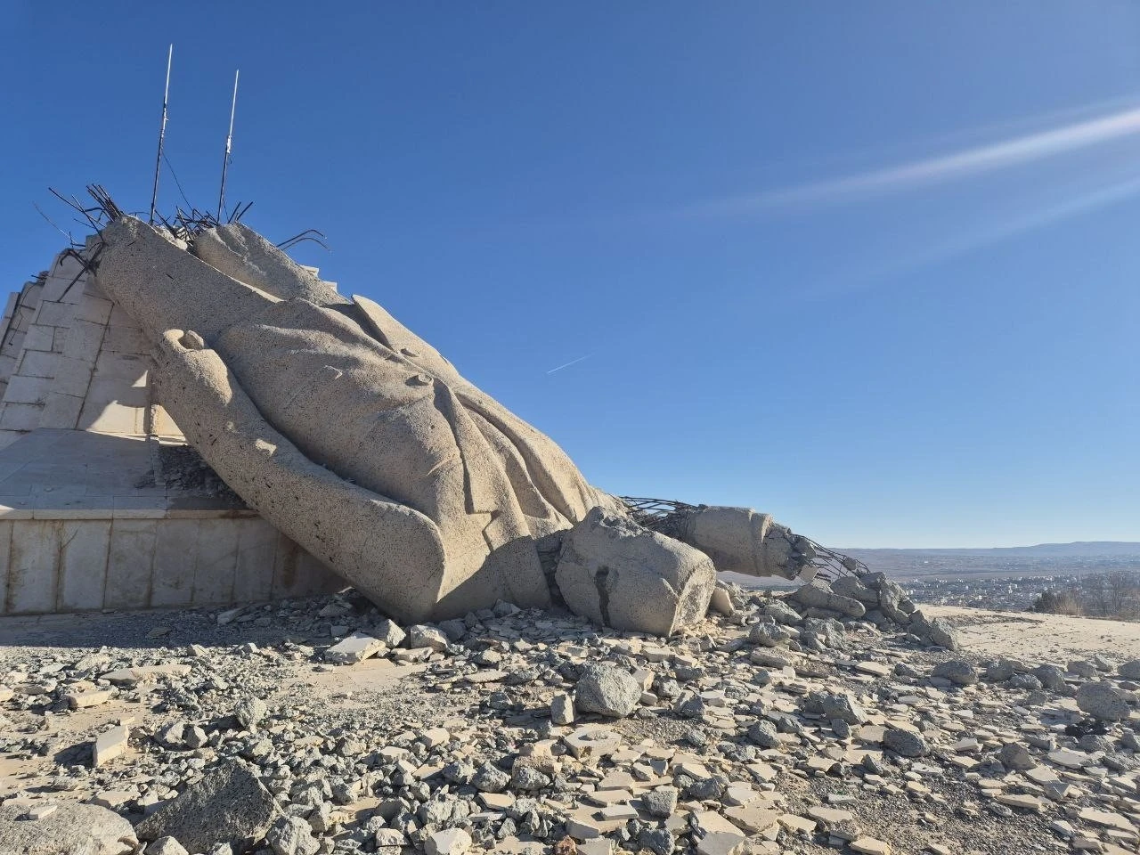 Suriye&rsquo;de halkın yıktığı Hafız Esad&rsquo;ın dev heykelinden geriye enkazı kaldı
