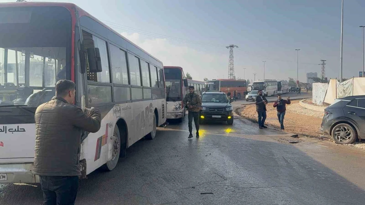 Suriye&rsquo;de Şeyh Maksud Mahallesine gelen 20 otob&uuml;s, teslim olan SDG&rsquo;li ter&ouml;ristleri farklı b&ouml;lgelere g&ouml;t&uuml;recek
