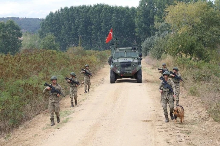 Suriye’den Türkiye’ye ve Türkiye’den Yunanistan’a yasa dışı yollarla geçmeye çalışan 4 kişi yakalandı
