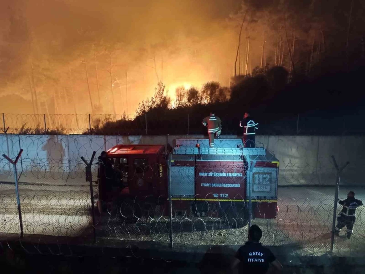 Suriye sınırında alevlerle mücadele gece karanlığında devam ediyor

