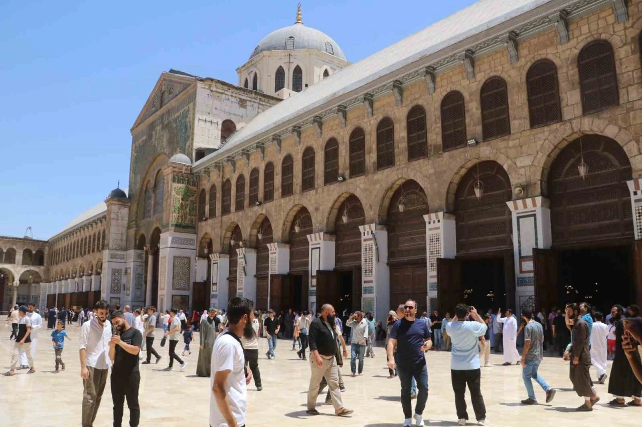 Suriyeliler Cuma namazını kılmak üzere tarihi Emevi Camii’ne akın etti
