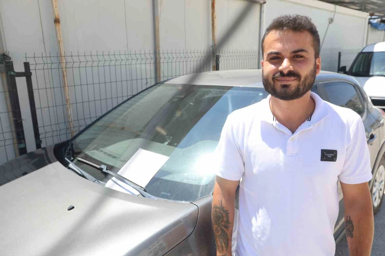 S&uuml;rtt&uuml;ğ&uuml; aracın sahibini bulamayınca &ouml;n cama &lsquo;Arabaya hafif s&uuml;rtt&uuml;m, l&uuml;tfen bana ulaşın&rsquo; notunu bıraktı
