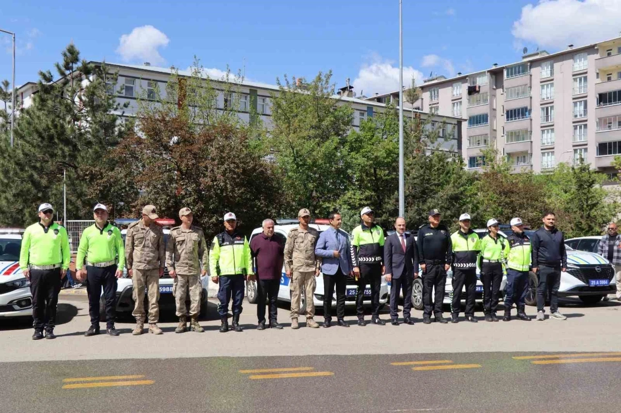 Sürücülere çikolata ve kolonya ikramlı trafik denetimi
