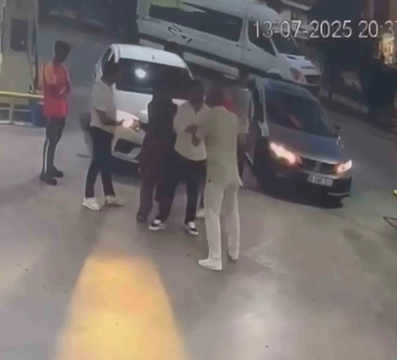 Sürücülerin şerit kavgası kanlı bitti: 1 yaralı