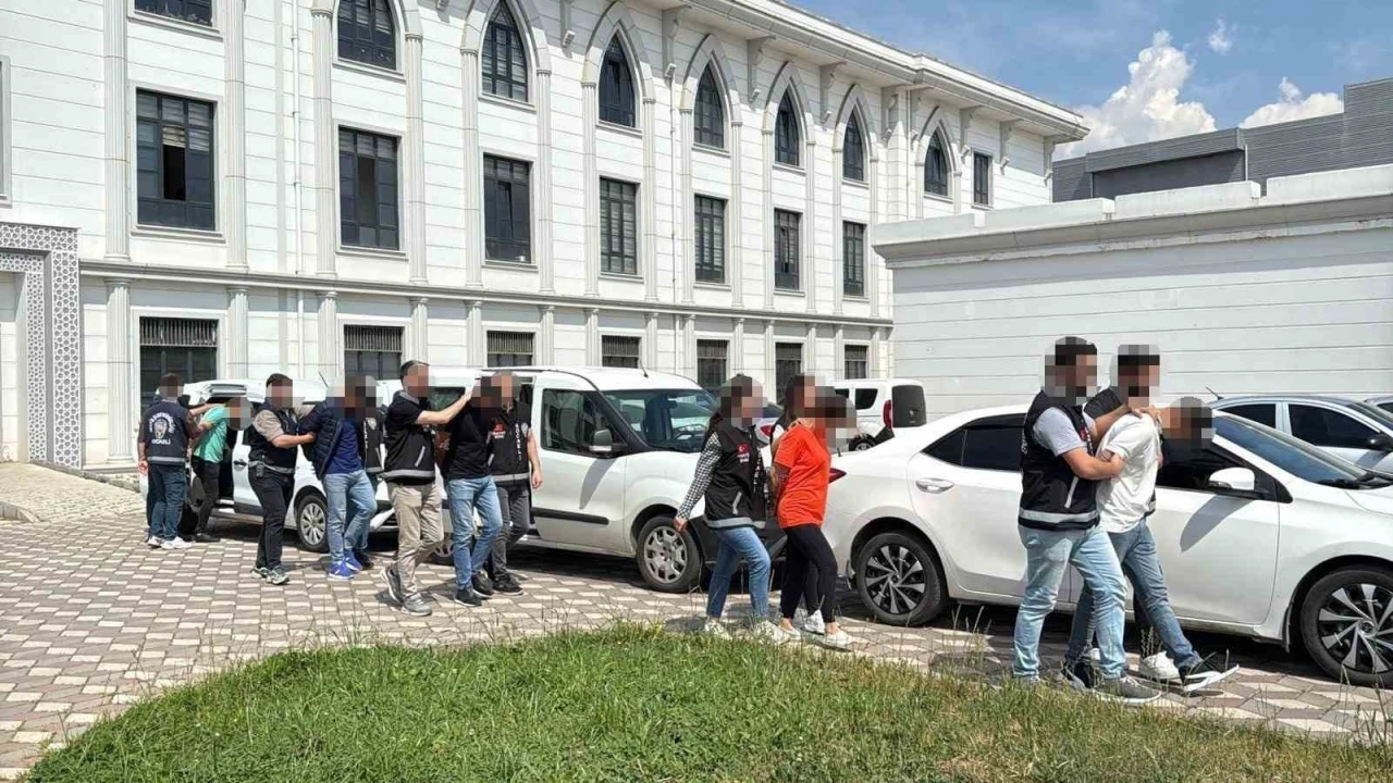 Sürücünün içinde bulunduğu otomobil kurşun yağmuruna tutulmuştu: 5 şüpheli yakalandı
