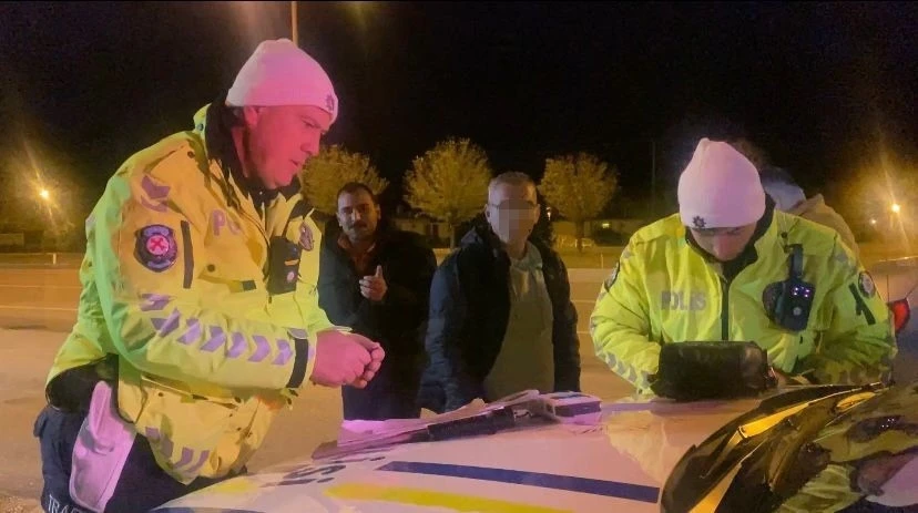 S&uuml;r&uuml;c&uuml;s&uuml; alkoll&uuml; &ccedil;ıkan otomobildeki yolcudan gazetecilere: "Haberin konusu nedir"
