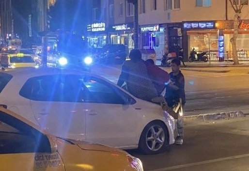 S&uuml;r&uuml;c&uuml;s&uuml;nden para alamadıkları aracın &uuml;st&uuml;ne &ccedil;ıktılar
