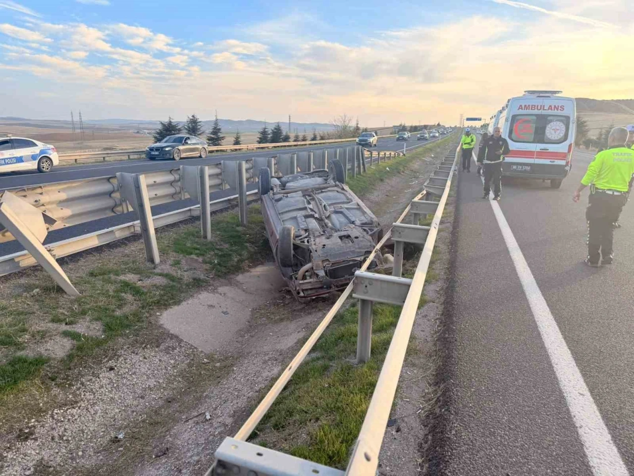Sürücüsünün direksiyon hakimiyetini kaybettiği otomobil refüjde ters döndü: 1’i çocuk 3 yaralı
