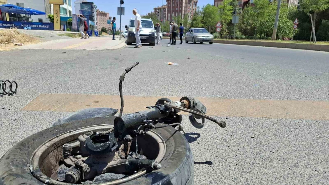 Sürücüsünün kontrolünden çıkan hafif ticari araç, park halindeki iki araca çarptı
