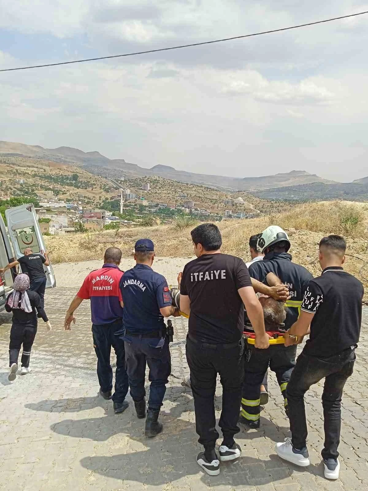 Sürücüsünün kontrolünden çıkan kamyon, çukura düştü: 2 yaralı
