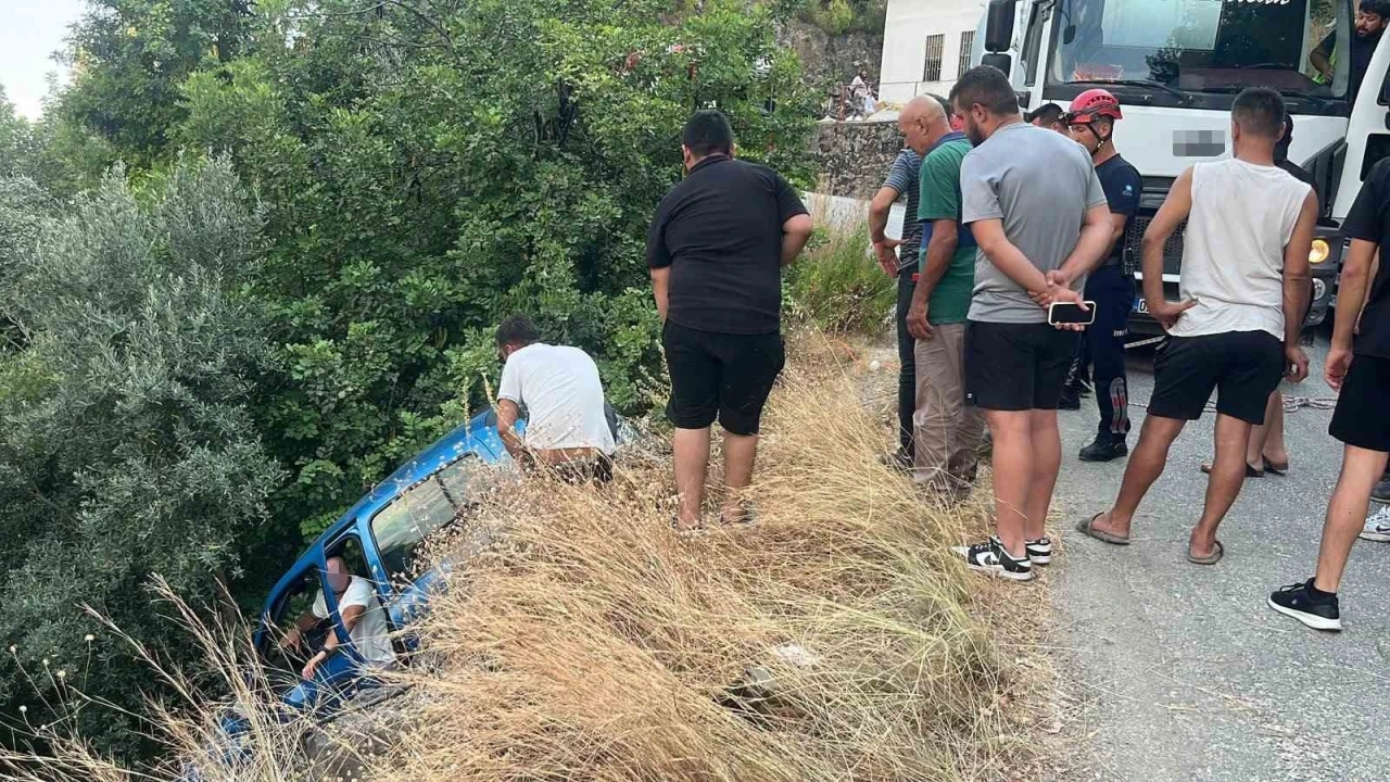 S&uuml;r&uuml;c&uuml;s&uuml;yle şarampolde asılı kalan otomobil, beton mikserine halatla sabitlendi
