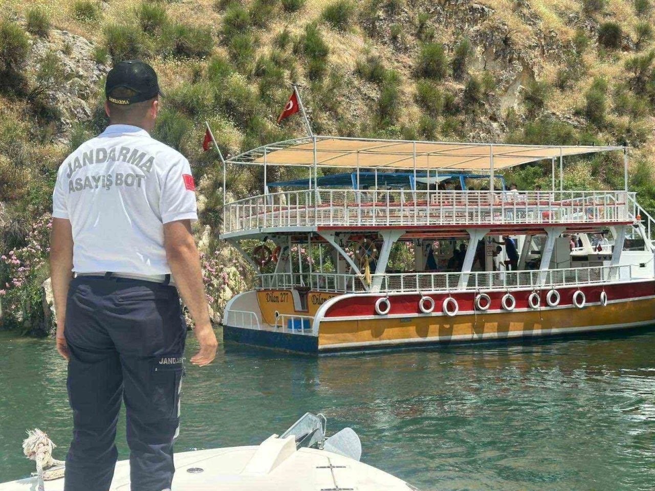 S&uuml;r&uuml;klenen teknedeki turistleri jandarma tahliye etti
