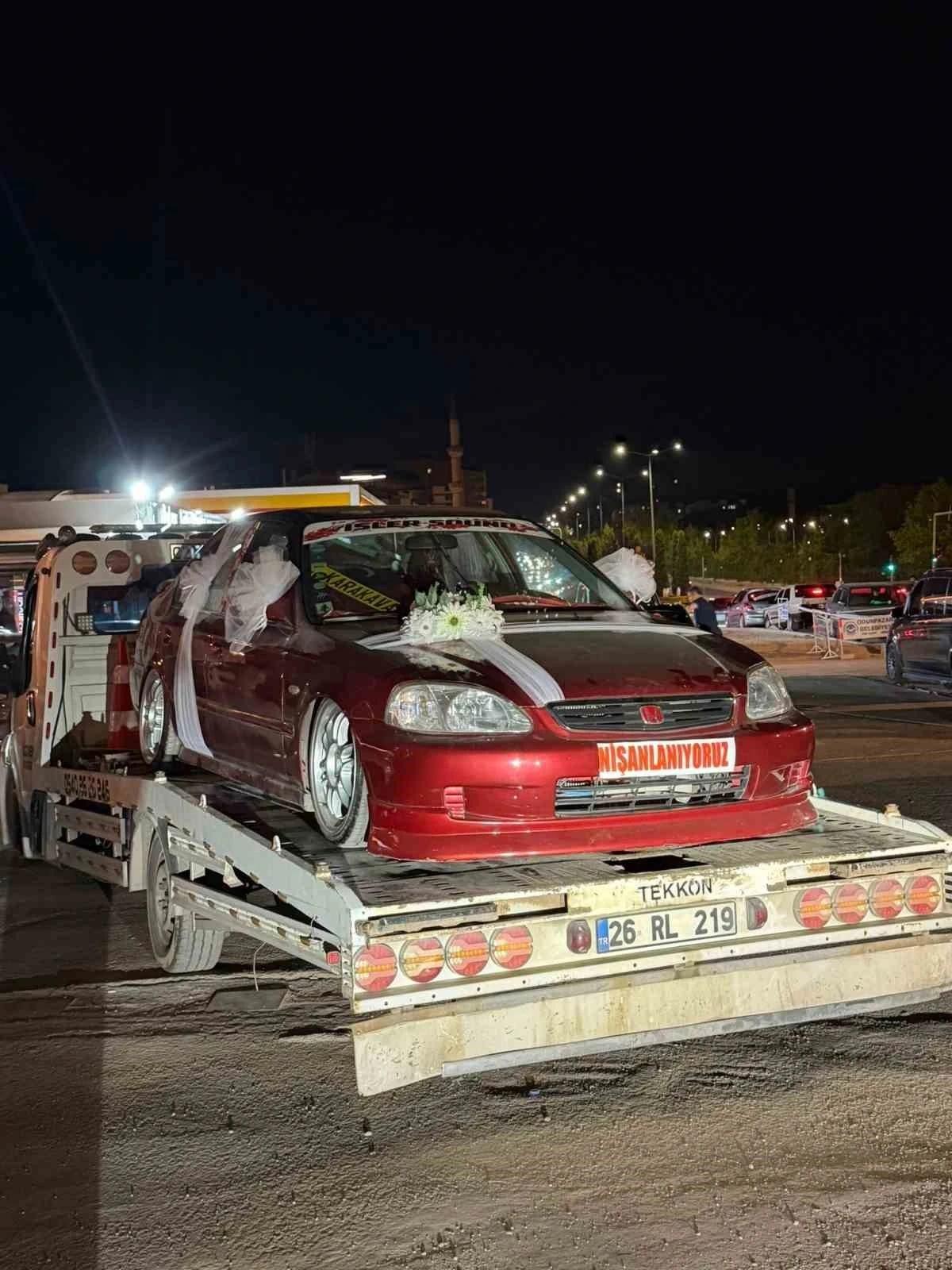 S&uuml;sleri bozulmasın diye nişan arabasını &ccedil;ekici &uuml;st&uuml;nde t&ouml;ren salonuna g&ouml;t&uuml;rd&uuml;ler
