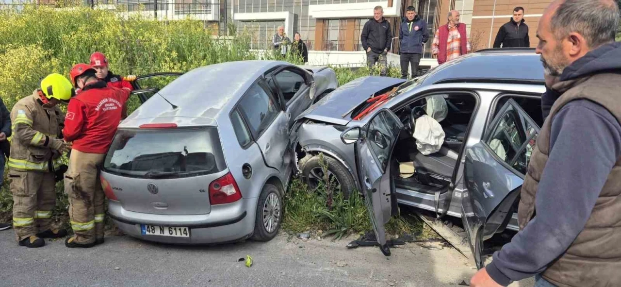 Susurluk&rsquo;ta &ccedil;ift taraflı trafik kazası: 4 kişi yaralandı
