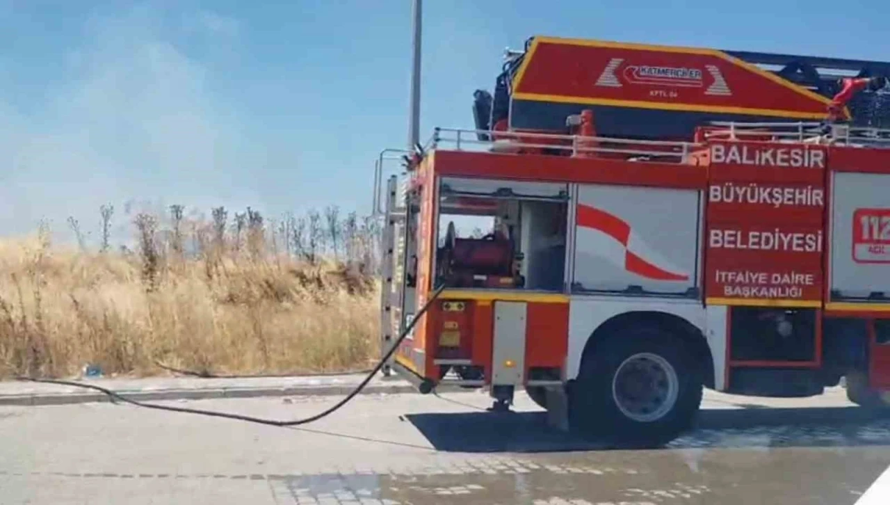 Susurluk&rsquo;ta pazar alanına yakın ot yangını
