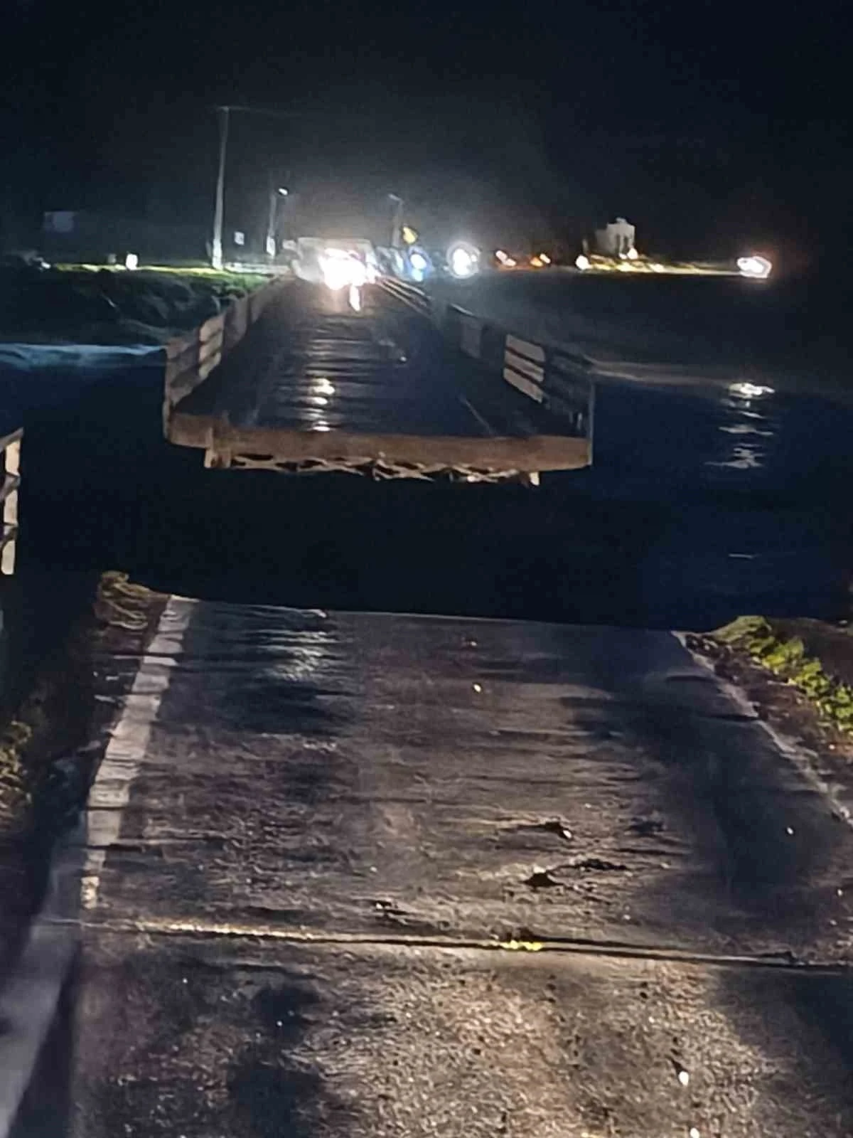 Susurluk&rsquo;ta selde k&ouml;pr&uuml; ortadan ikiye ayrıldı
