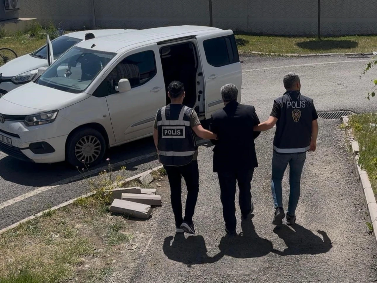 Susuz’da akrabasını öldürdüğü gerekçesiyle aranan 1 kişi yakalandı
