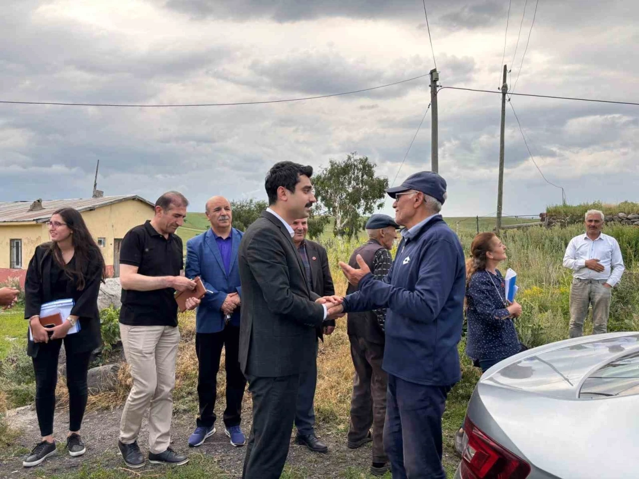 Susuz Kaymakamı Tutal, makamda oturmuyor
