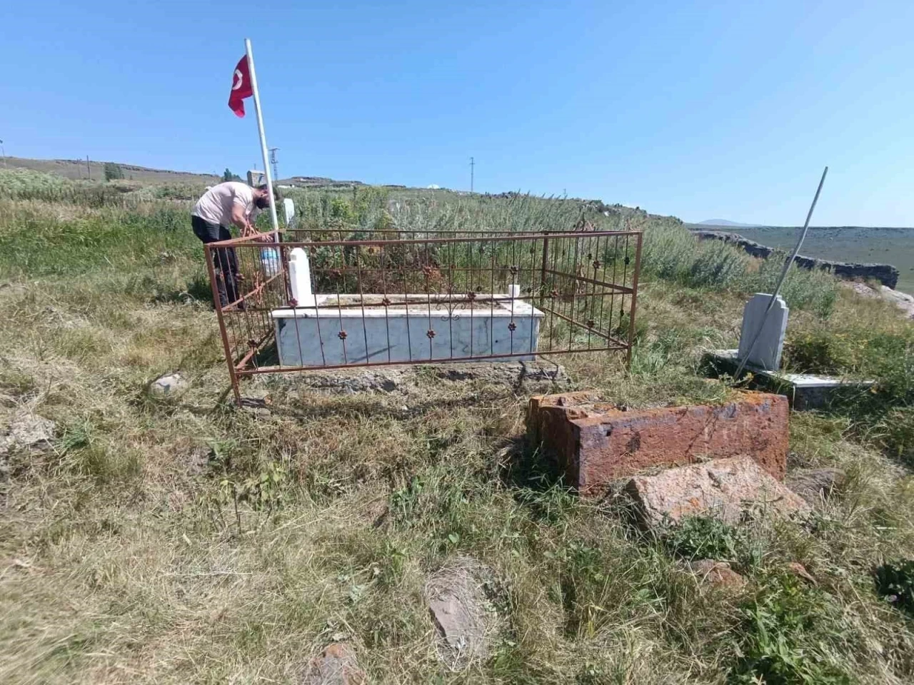Susuz Kaymakamı Tutal, şehit mezarlarının bakım ve çevre temizliğini yaptırdı
