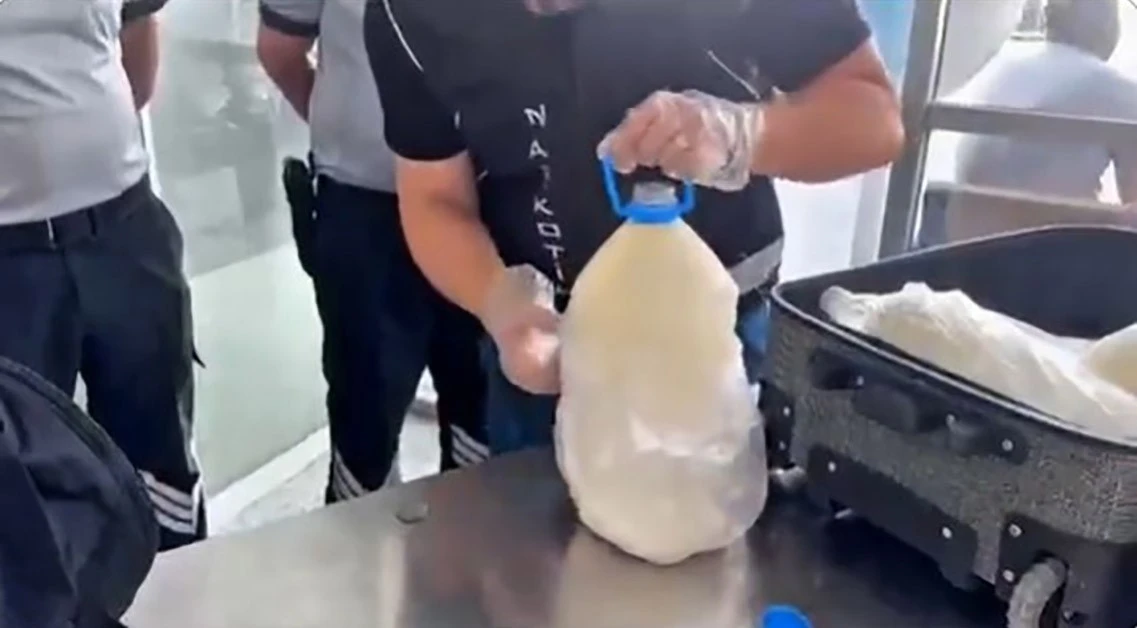 Süt şişesi içinde uyuşturucu gele geçirildi
