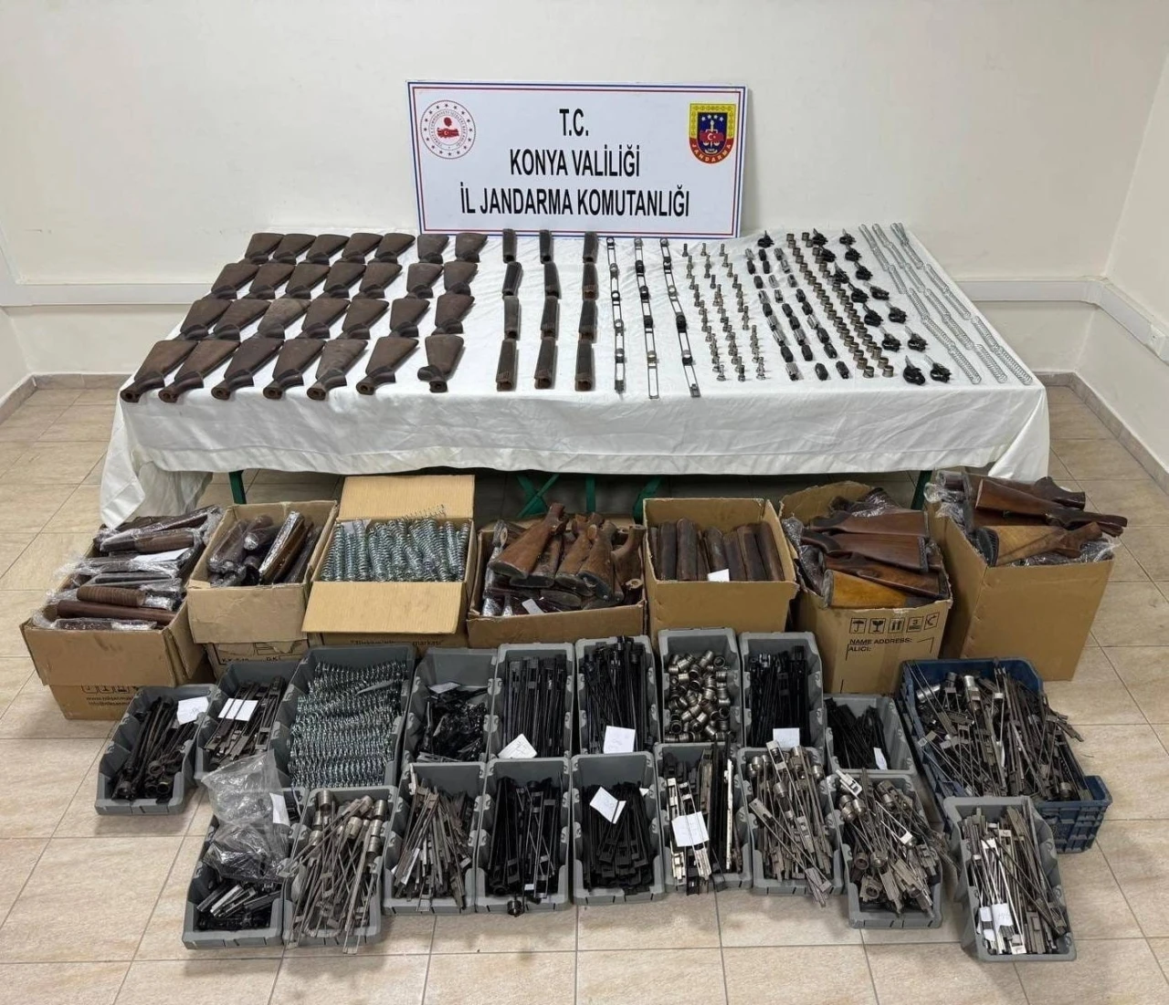 Tabanca ve t&uuml;fek par&ccedil;aları ele ge&ccedil;irildi
