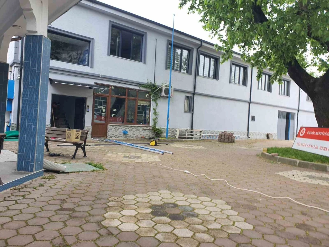 Tabela takarken düşen din görevlisi yaralandı
