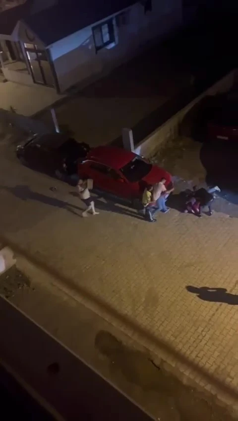 Tadilat esnasında çıkan sesten başlayan kavgada komşular birbirlerine silah, bıçaklı ve briketle saldırdı
