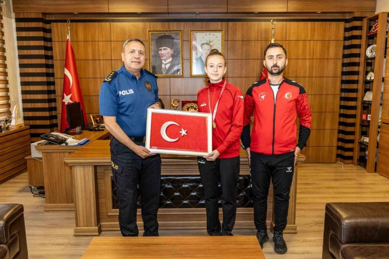 Taekwondo şampiyonu Ebrar Çakır’ı makamında ağırladı
